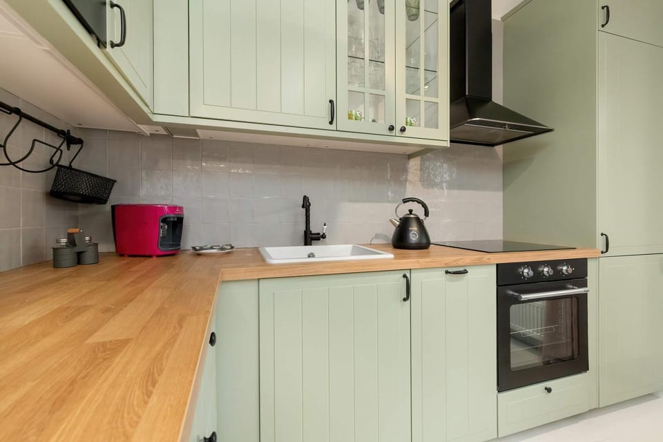 Coffee/tea facilities, Kitchen or kitchenette, stove