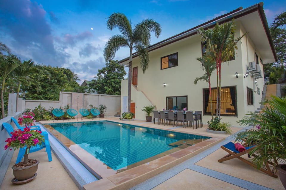 Property building, Patio, Garden view, Pool view, Swimming pool, sunbed