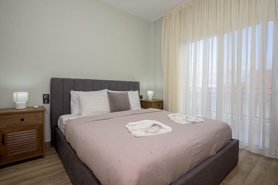 Photo of the whole room, Bedroom, towels