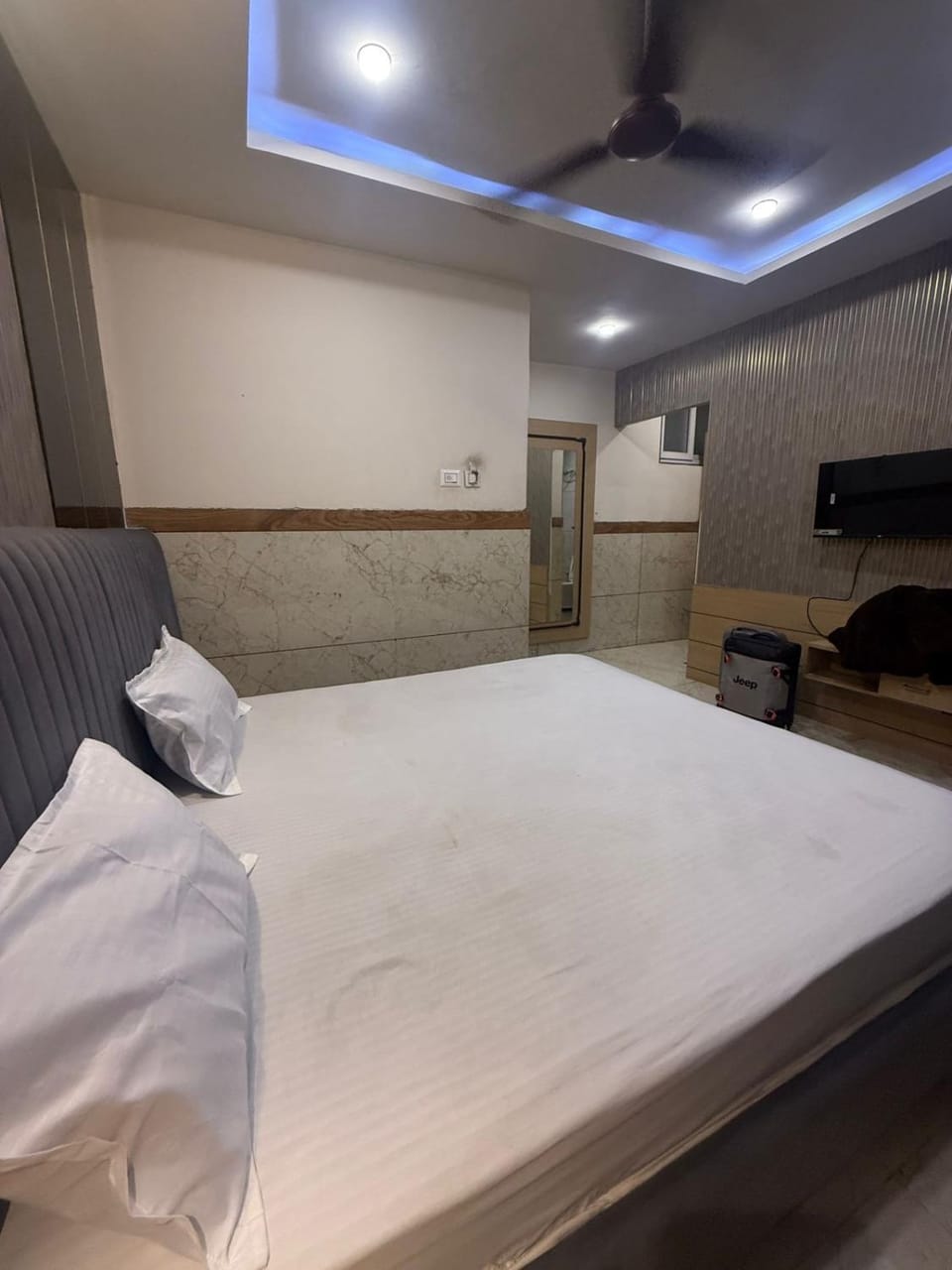 Bed, TV and multimedia, Photo of the whole room, Bedroom