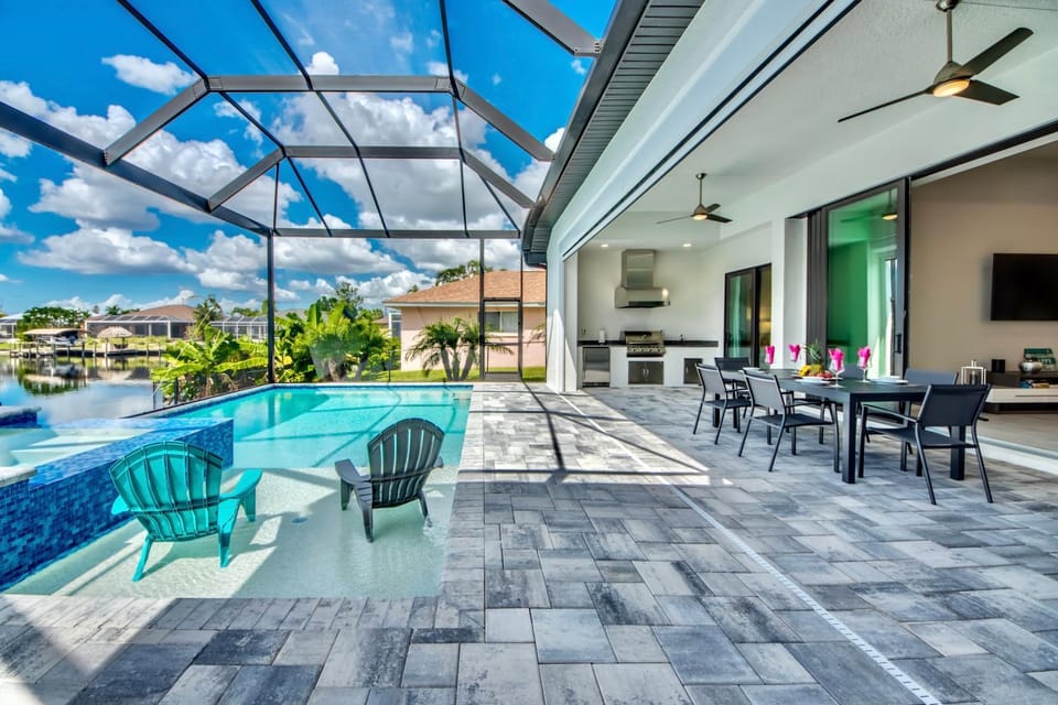 CoralVilla Madi - new & stylish with pool, spa and gulf access House in Cape Coral