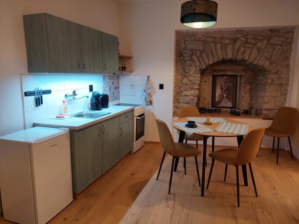 Kitchen or kitchenette, Seating area, kitchen
