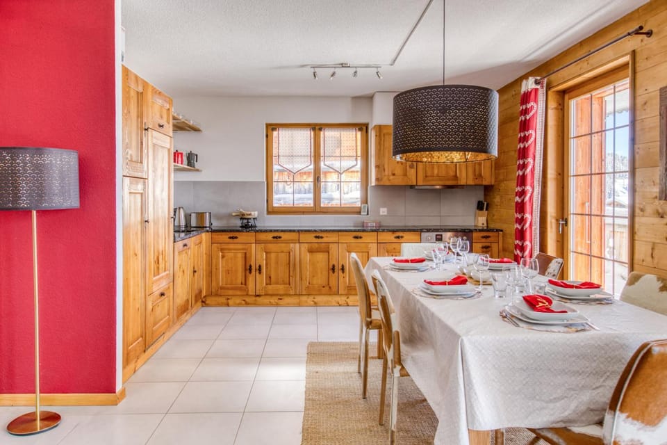 Ski-in Ski-out with Chimney and view Apartment in Haute-Savoie