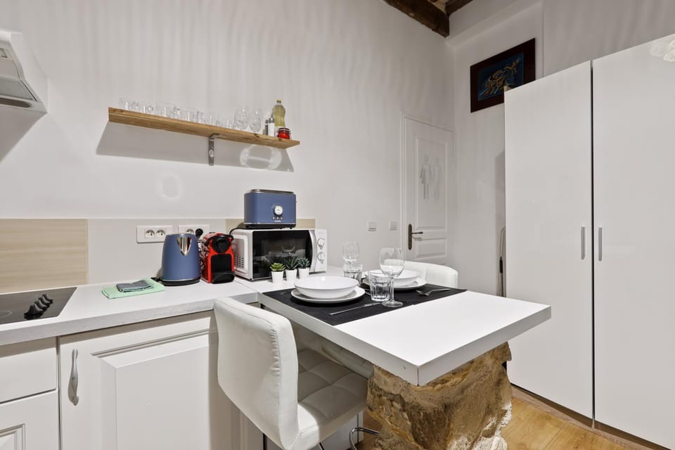 Coffee/tea facilities, Kitchen or kitchenette, stove