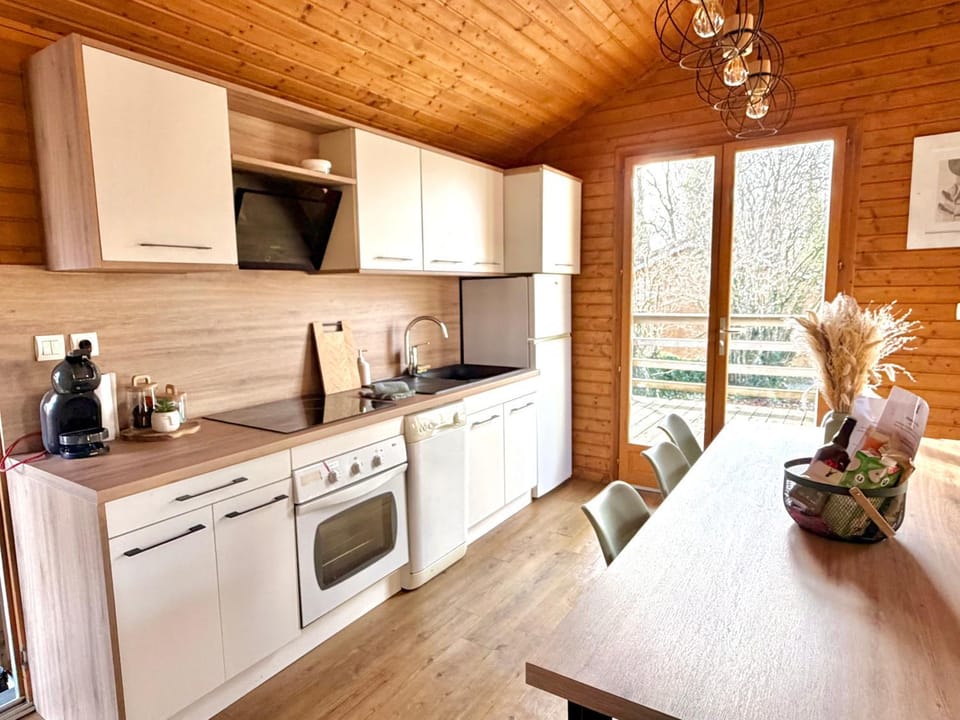 Kitchen or kitchenette, Dining area, dishwasher, oven, stove