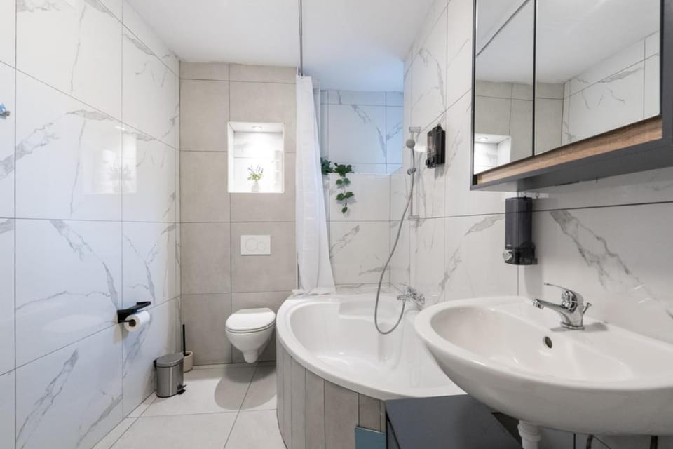 Shower, Toilet, Bathroom, Bath, towels