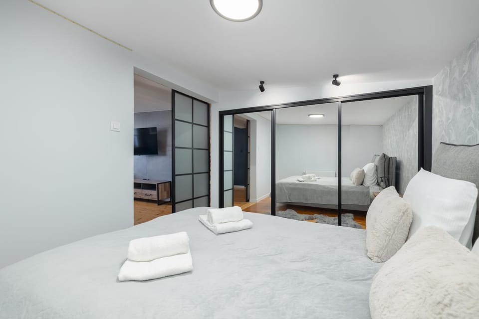 Bed, Bedroom, towels, wardrobe