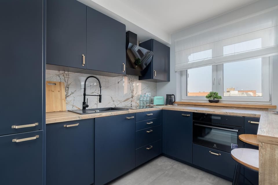 Kitchen or kitchenette, microwave, oven, stove