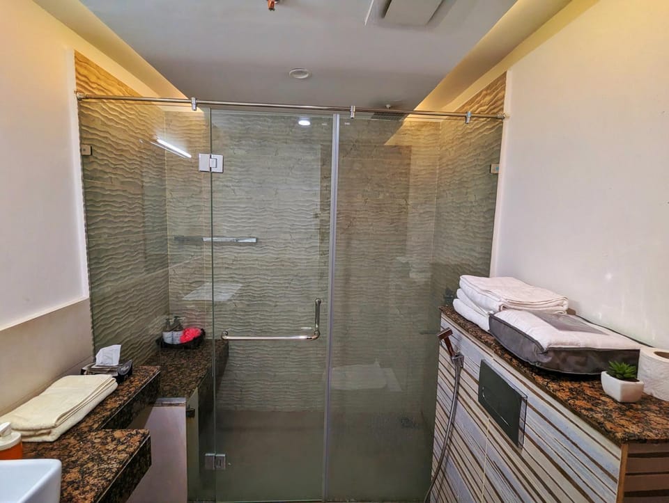 GOLDCREST MALL AND RESIDENCY EXECUTIVE APARTMENTS By ALVIS SUITE Apartment in Lahore