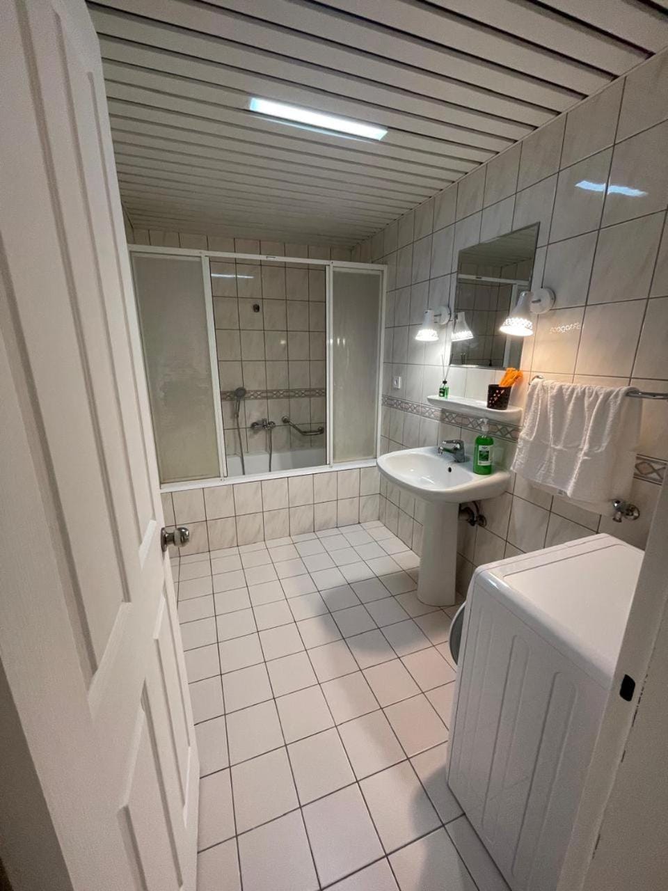 Shower, Bathroom, Bath, towels
