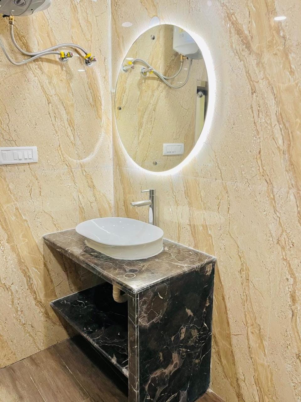 Ballygunge 1000 sqft flat main road Apartment in Kolkata