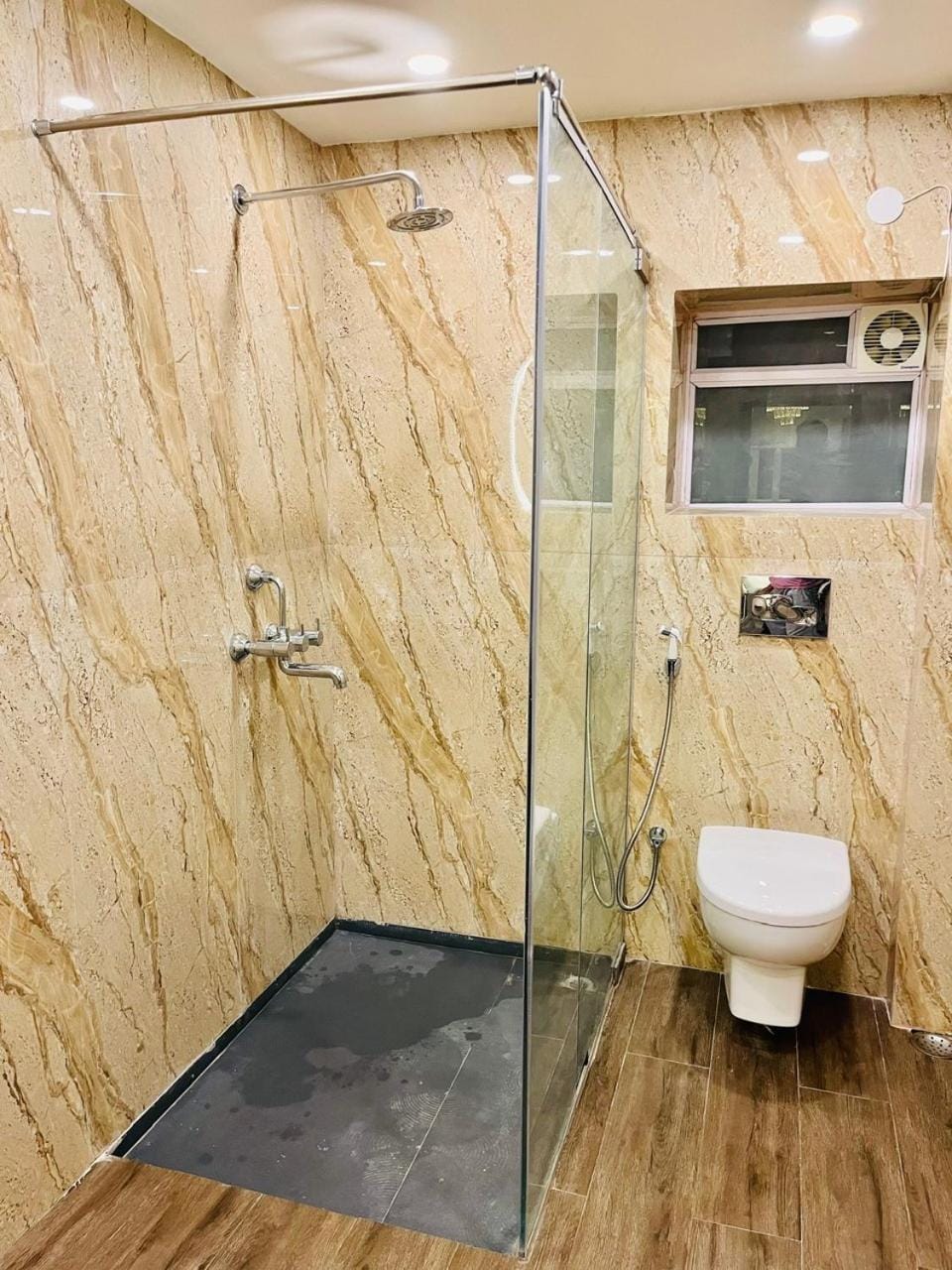 Ballygunge 1000 sqft flat main road Apartment in Kolkata
