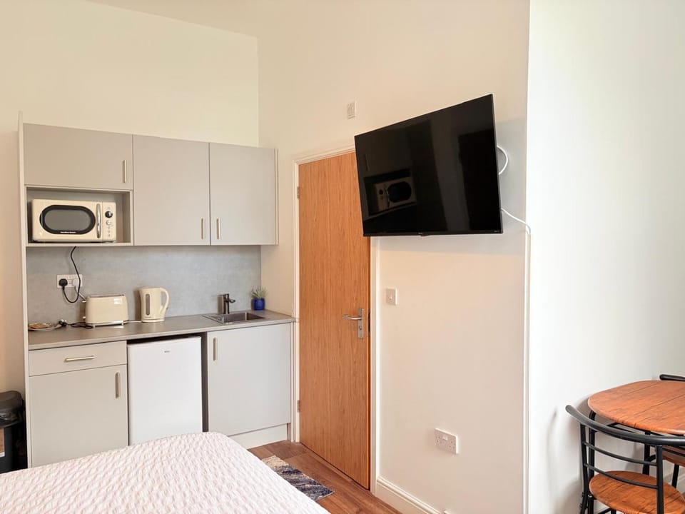 Stylish Studio flat 5, ensuite, kitchenette, Parking, Wifi,Smart TV,Contractors,NHS,Families welcome Apartment in Birmingham