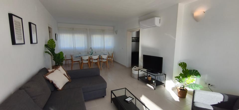 Communal lounge/ TV room, Dining area
