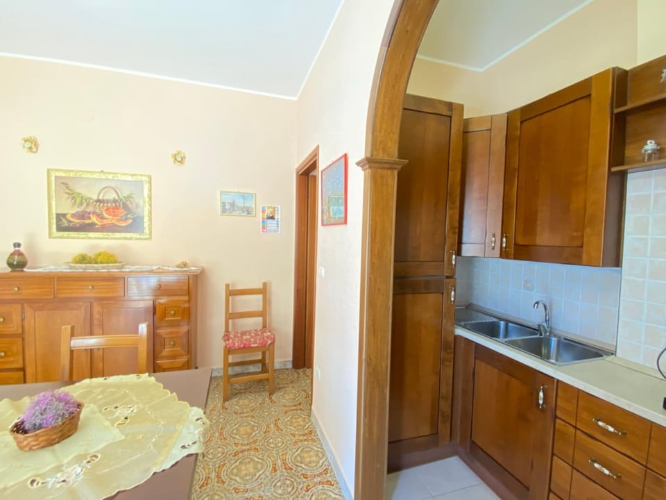 Kitchen or kitchenette, Dining area, stove