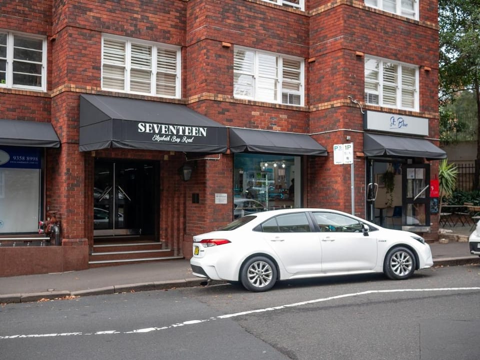 5 Mins Walk to Train - 1 Stop to City - 1 Bedroom Apartment in Sydney