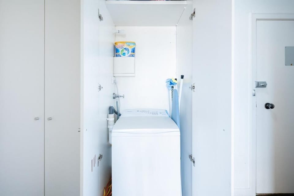 5 Mins Walk to Train - 1 Stop to City - 1 Bedroom Apartment in Sydney