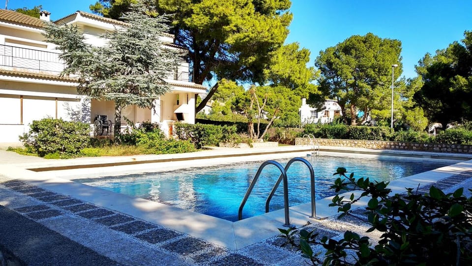 Patio, Garden, Swimming pool