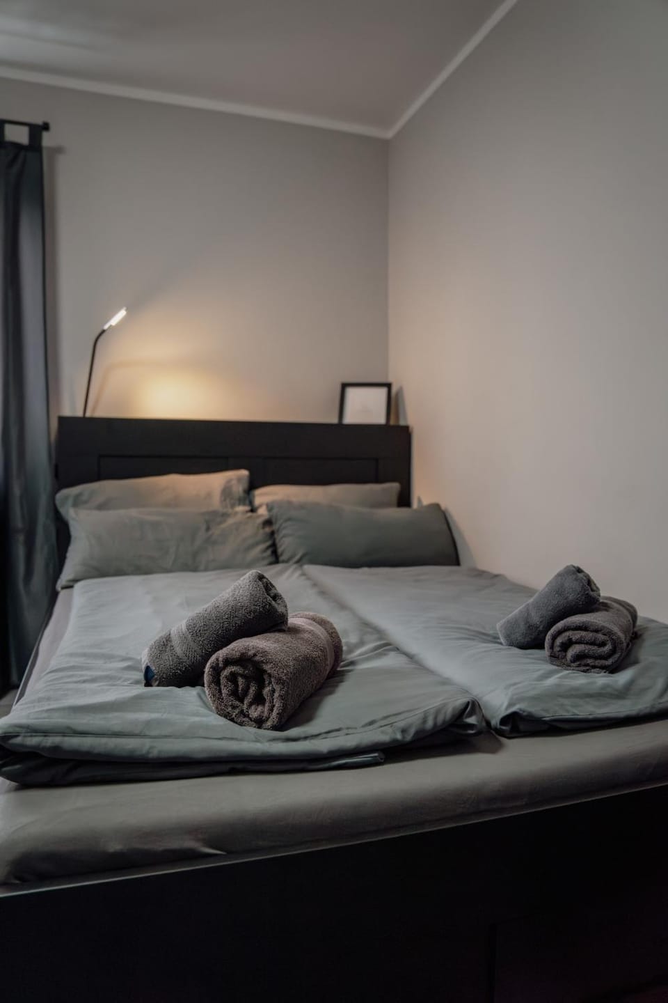 Bed, Bedroom, towels