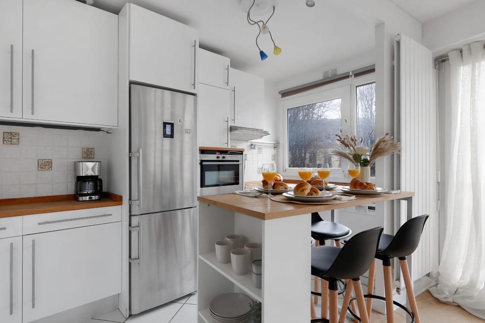 Coffee/tea facilities, Kitchen or kitchenette, Food and drinks, Dining area, Food, oven, stove