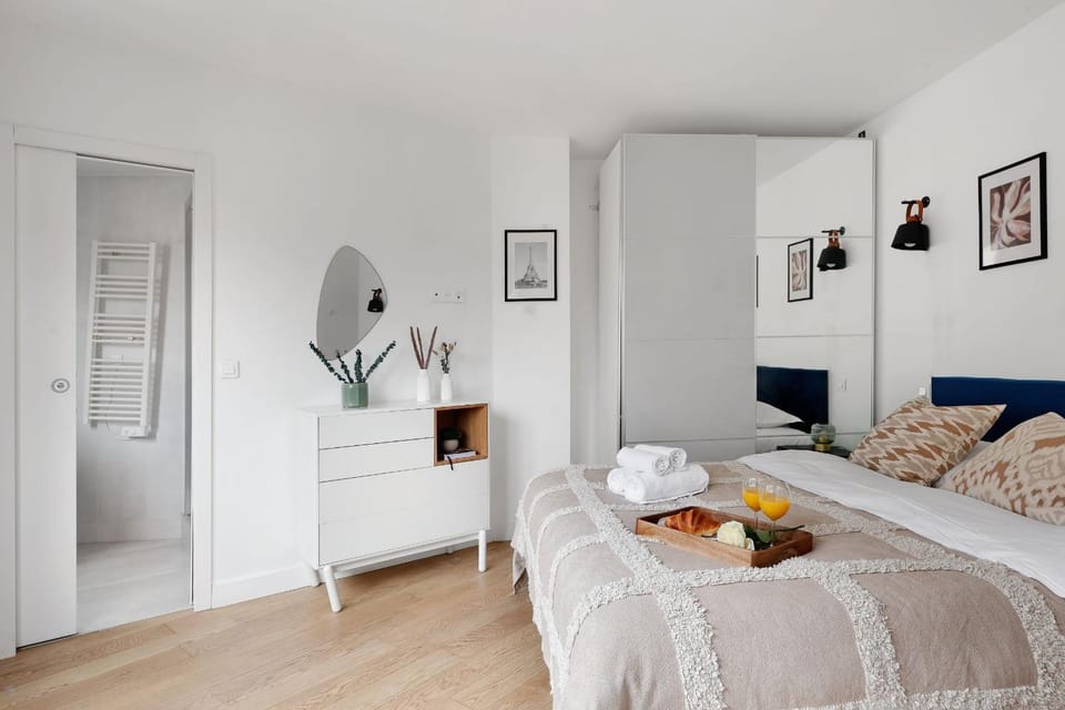Bed, Food and drinks, Photo of the whole room, Bedroom, towels