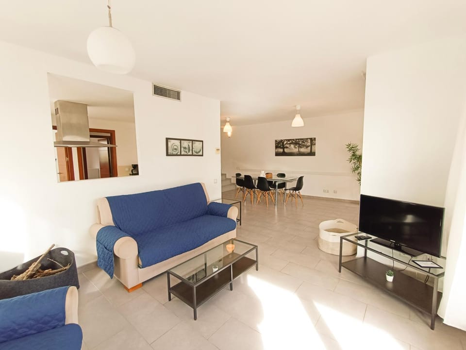 Communal lounge/ TV room, TV and multimedia, Living room, Dining area