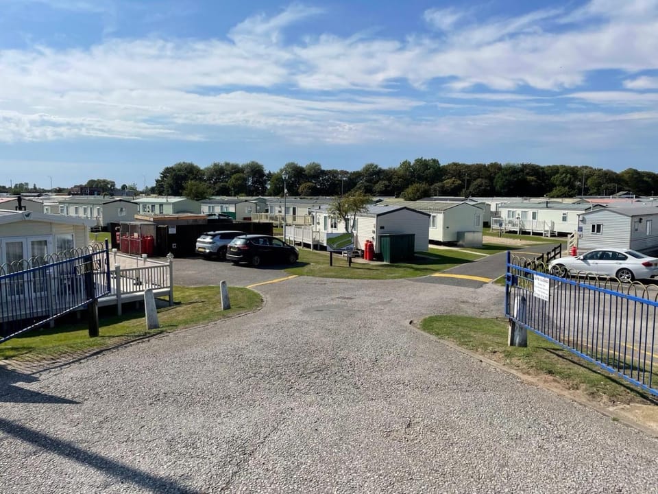 Property building, Day, Natural landscape, Location, Parking
