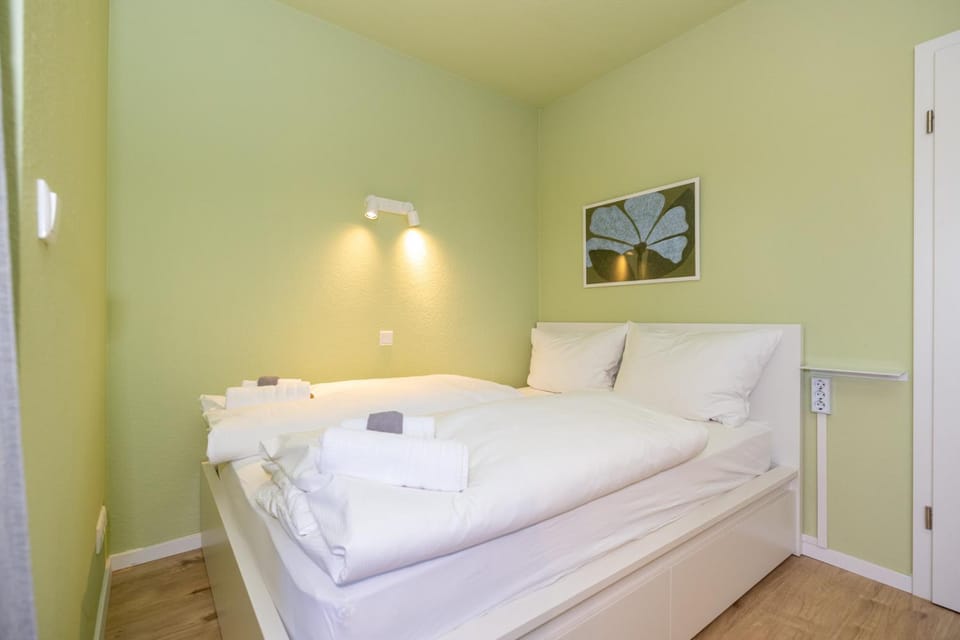 Bed, Bedroom, towels