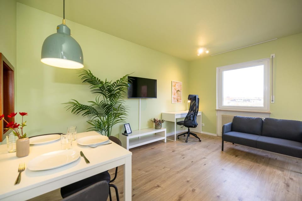TV and multimedia, Seating area, Dining area