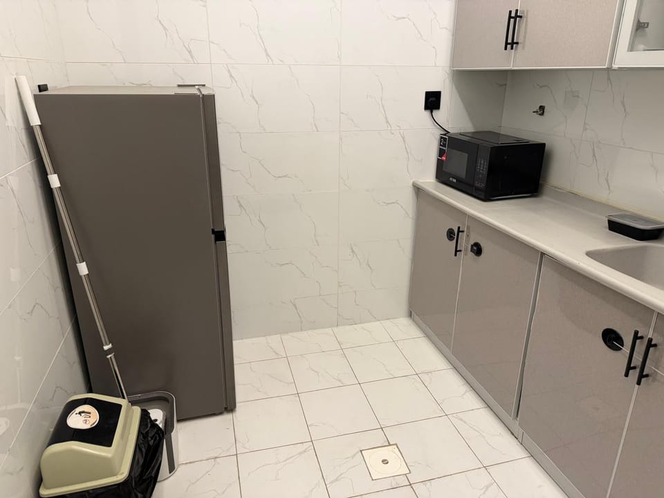 Kitchen or kitchenette, minibar