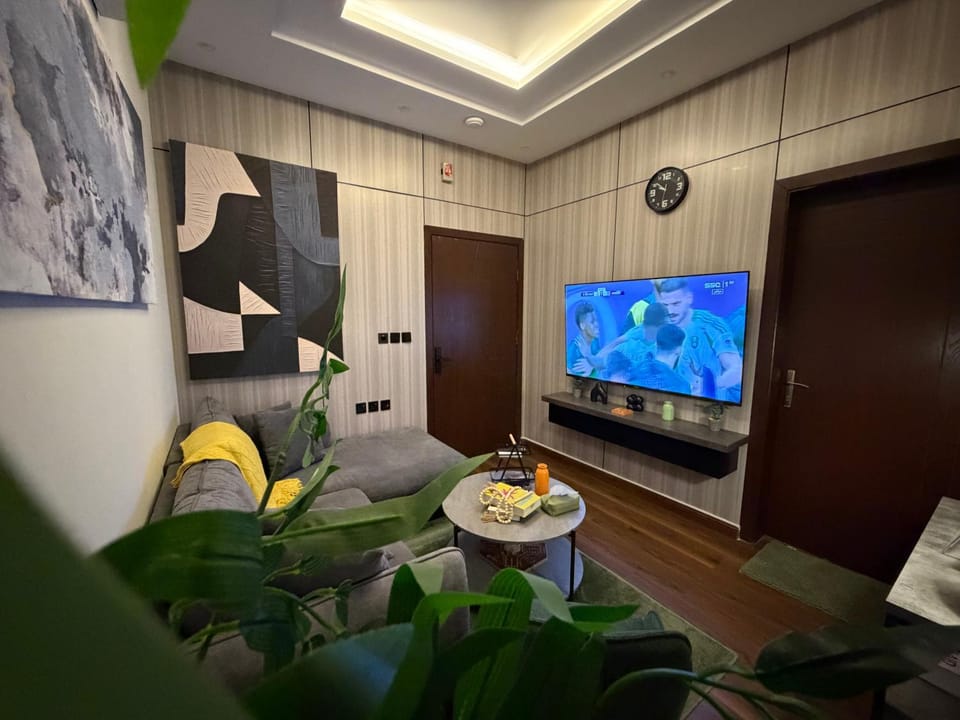 Communal lounge/ TV room, TV and multimedia, Living room, Seating area, Evening entertainment