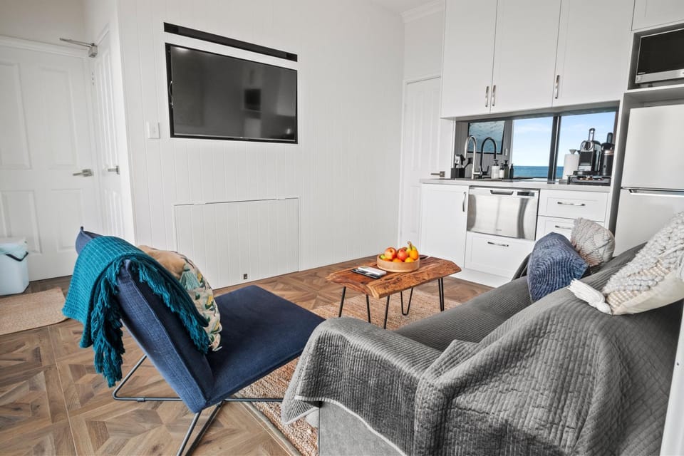 TV and multimedia, Kitchen or kitchenette, Living room, Photo of the whole room, Seating area, Dining area