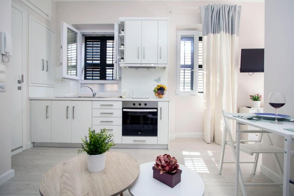 Kitchen or kitchenette, Dining area, oven, stove