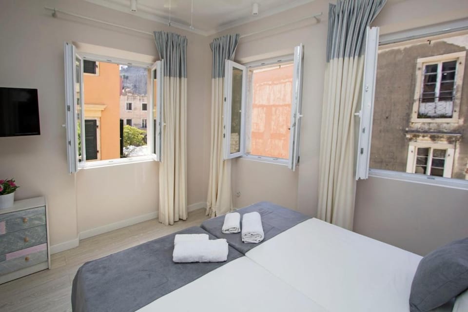 Bed, TV and multimedia, Photo of the whole room, Bedroom, towels