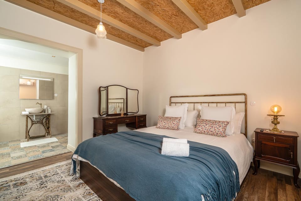 Bed, Bathroom, Photo of the whole room, Bedroom, towels