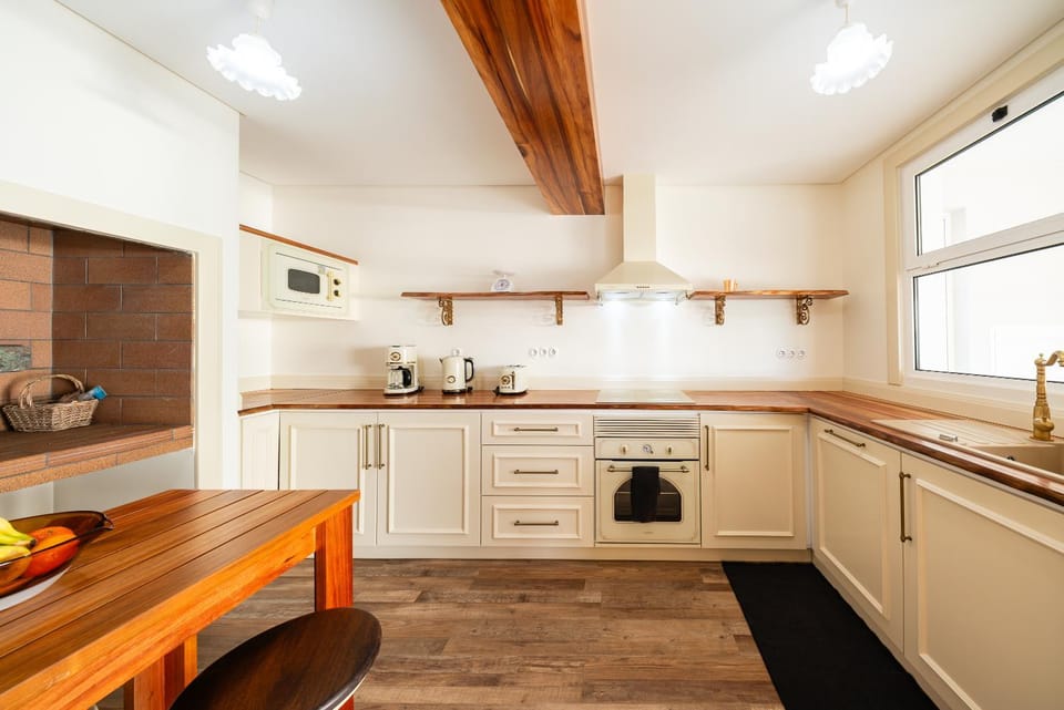 Coffee/tea facilities, Kitchen or kitchenette, dishwasher, stove, toaster, kitchen