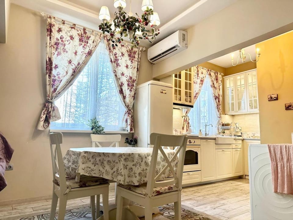 Kitchen or kitchenette, Living room, Seating area, Dining area, oven, stove