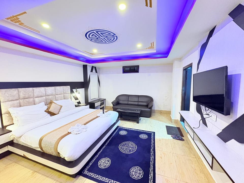 Communal lounge/ TV room, Bed, TV and multimedia, Living room, Photo of the whole room, Seating area, Evening entertainment, Bedroom