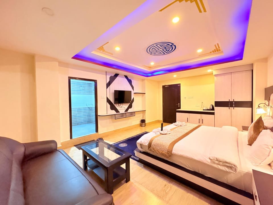 Communal lounge/ TV room, Bed, TV and multimedia, Living room, Photo of the whole room, Seating area, Evening entertainment, Bedroom, fireplace, towels