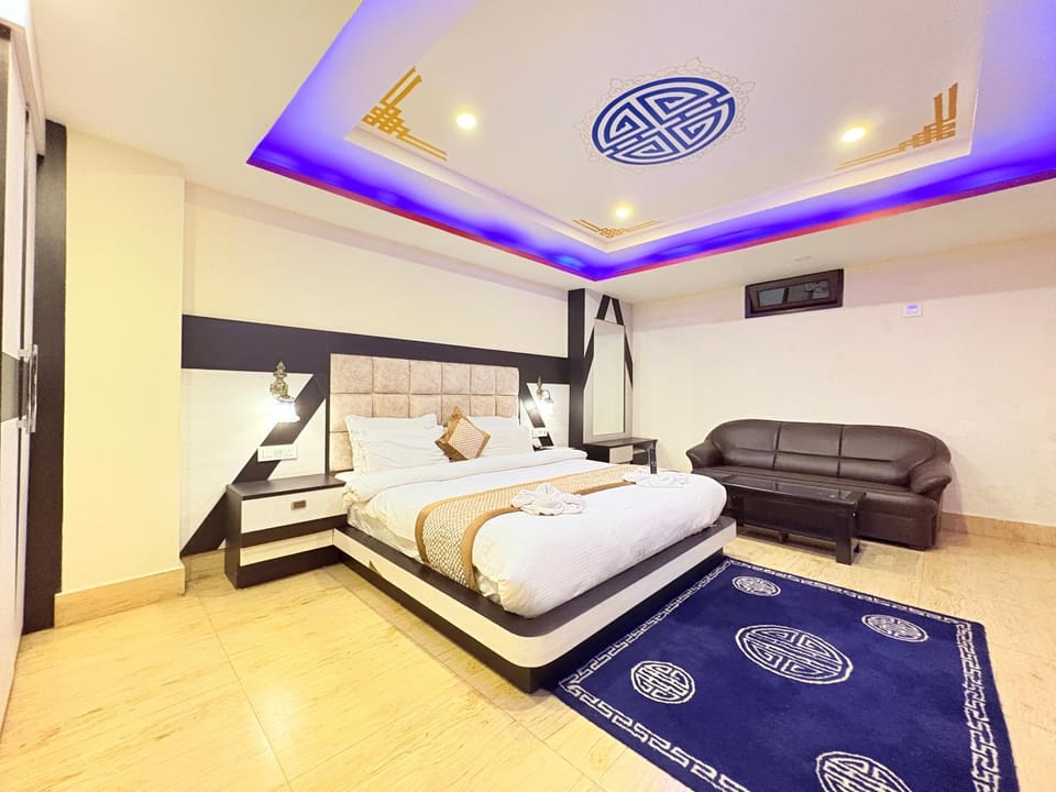 Bed, Living room, Photo of the whole room, Seating area, Bedroom