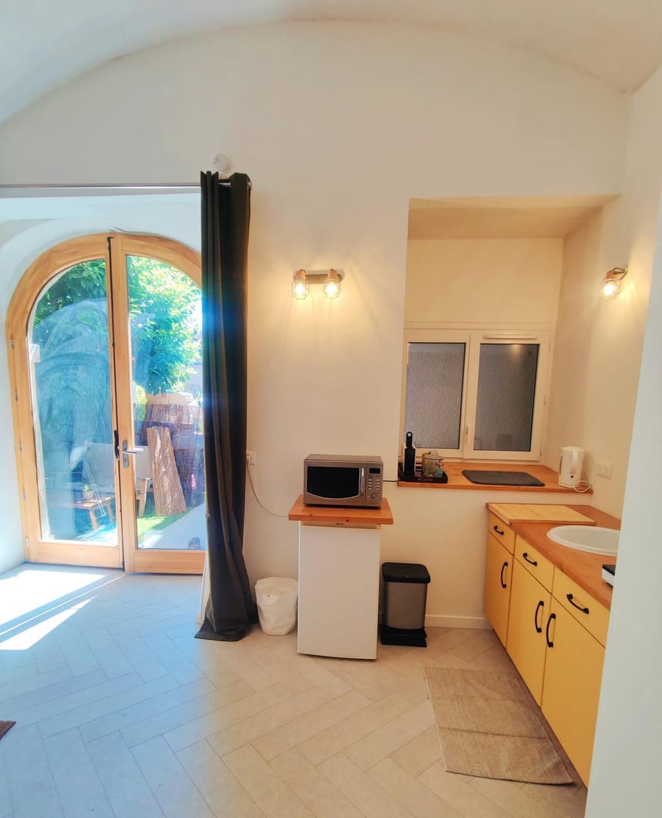 Facade/entrance, Kitchen or kitchenette