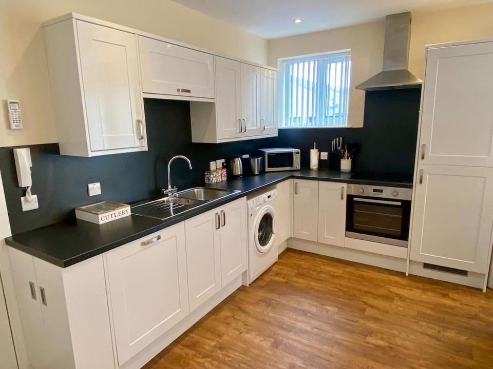 Coffee/tea facilities, Kitchen or kitchenette, dishwasher, oven, stove, toaster, washing machine