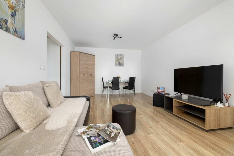 TV and multimedia, Living room, Seating area, Evening entertainment