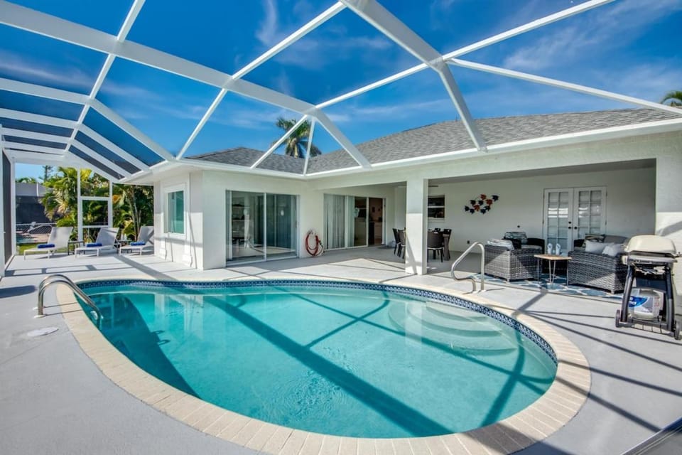 CoralVilla Belle Isle - pool,, south-facing, good boating location, Tiki Hut House in Cape Coral