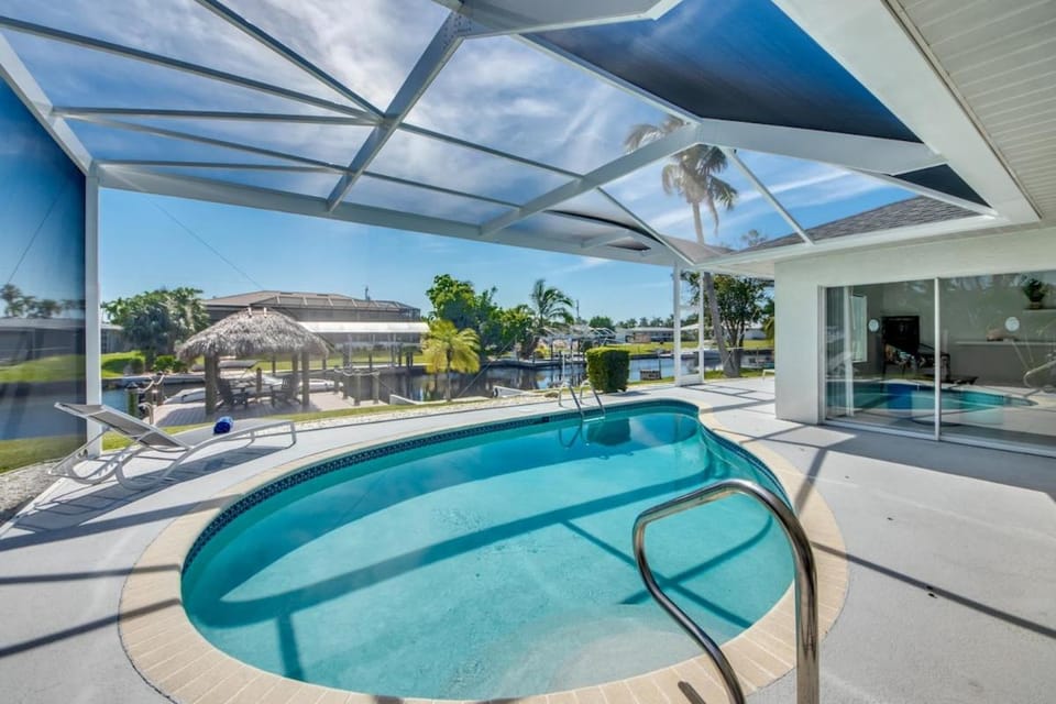 CoralVilla Belle Isle - pool,, south-facing, good boating location, Tiki Hut House in Cape Coral
