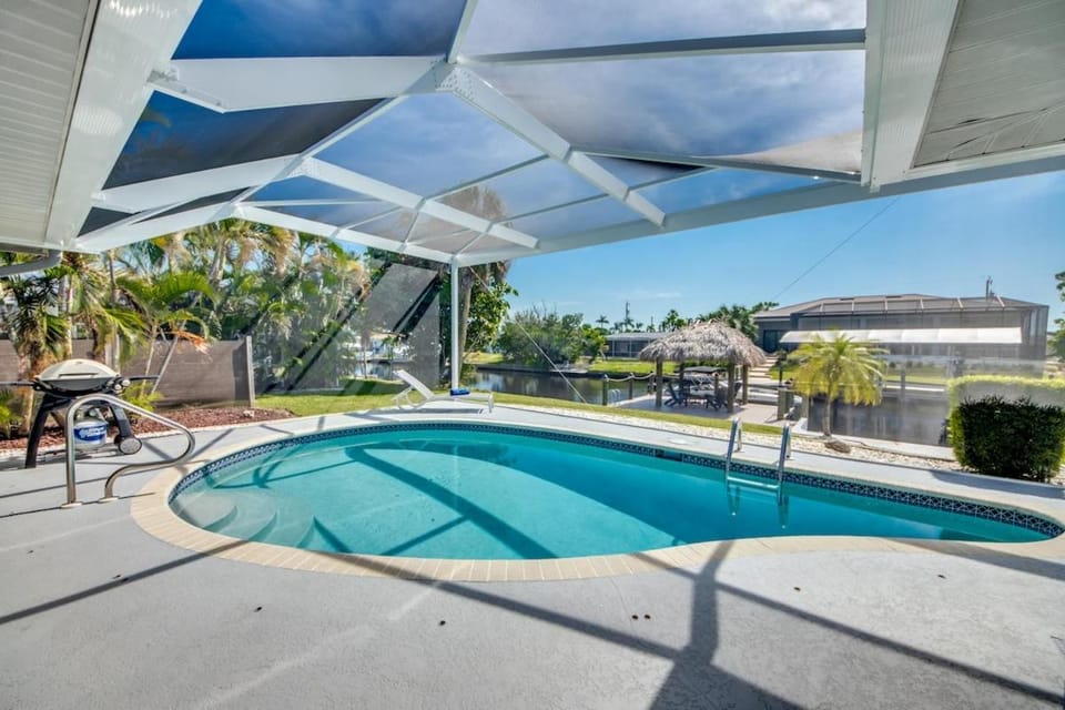 CoralVilla Belle Isle - pool,, south-facing, good boating location, Tiki Hut House in Cape Coral
