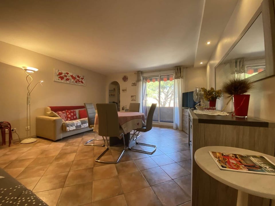 SM030-22 SAINTE MAXIME CENTRE Appartement 2 pièces 4 couchages Apartment in Sainte-Maxime