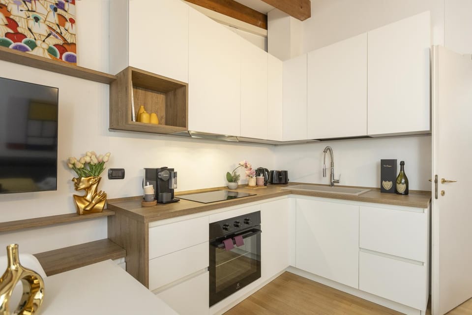 Coffee/tea facilities, Kitchen or kitchenette, dishwasher, oven, stove