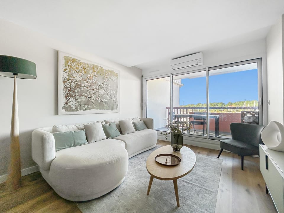 View (from property/room), Balcony/Terrace, Living room, Seating area