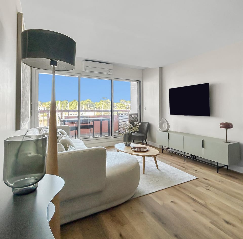 Communal lounge/ TV room, TV and multimedia, Living room, Seating area, Evening entertainment